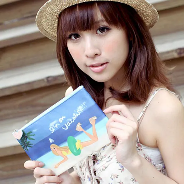 【Reiko Aoki】青木禮子Beach girl雙面插畫彩繪拉鍊收納化妝包(鵝黃色)