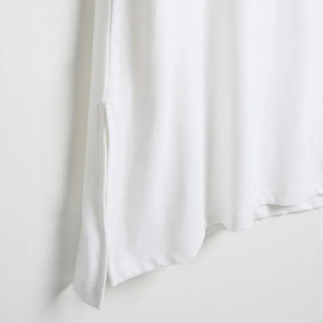 【EDWIN】女裝 PLUS+ 小徽章長版短袖T恤(白色)