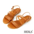 【HERLS】涼鞋-編織壓紋交叉平底涼鞋(棕色)