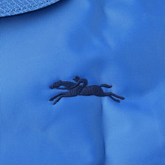 【LONGCHAMP】LONGCHAMP刺繡LOGO撞色設計尼龍拉鍊摺疊後背包(水藍x深藍)
