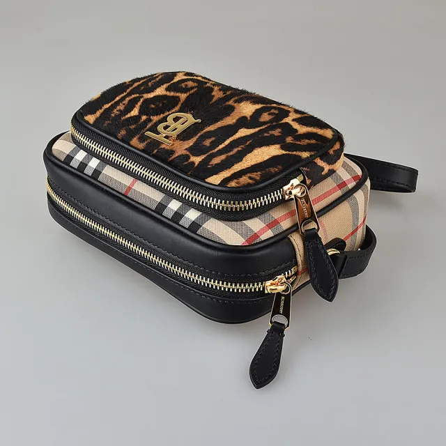 【BURBERRY 巴寶莉】BURBERRY VINTAGE TB金屬豹紋造型帆布拉鍊斜背包(米x黑)