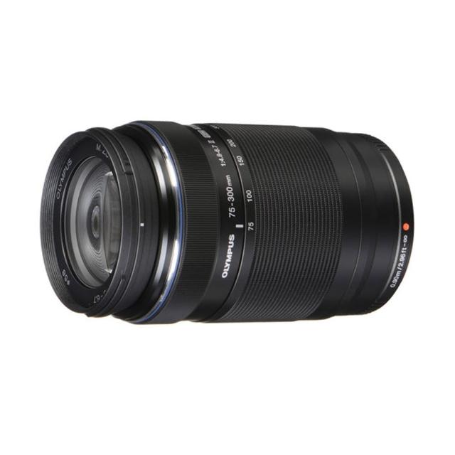 OLYMPUS 奧林巴斯 75-300mm F/4.8-6.7 II 是一款高品質望遠變焦鏡頭，重量僅 401g~600g，輕便易攜。適用於 M4/3 及 L-Mount 系統，提供強大變焦功能，適合攝影愛好者捕捉遠距離細節。本產品為平行輸入來源，享有 1 年非人為因素保固（如碰撞、外拆、摔落、進水、進沙、清洗、發黴、外修等不在保固範圍內）。