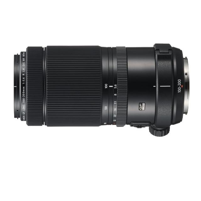 FUJIFILM 富士軟片 GF 100-200mm F/5.6 R LM OIS WR 是一款高階中長焦變焦鏡頭，專為中片幅 GFX 系列相機設計。具備 100-200mm 焦距、恆定 f/5.6 光圈、內建 OIS 光學防震及 WR 防水防塵結構，適合風景、人像及野生攝影。採用 13 組 20 片鏡片設計，包括非球面及超低色散鏡片，確保優異畫質與銳利度。線性馬達 LM 提供快速安靜自動對焦，直徑 89.5mm、重量約 1050g，67mm 濾鏡尺寸，平行輸入保固 6 個月。理想的遠攝變焦鏡頭，提升您的專業攝影體驗。