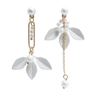 【MISS KOREA】韓國設計S925銀針白色主題葉片浪漫珍珠不對稱設計耳環(S925銀針耳環 珍珠耳環 不對稱耳環)
