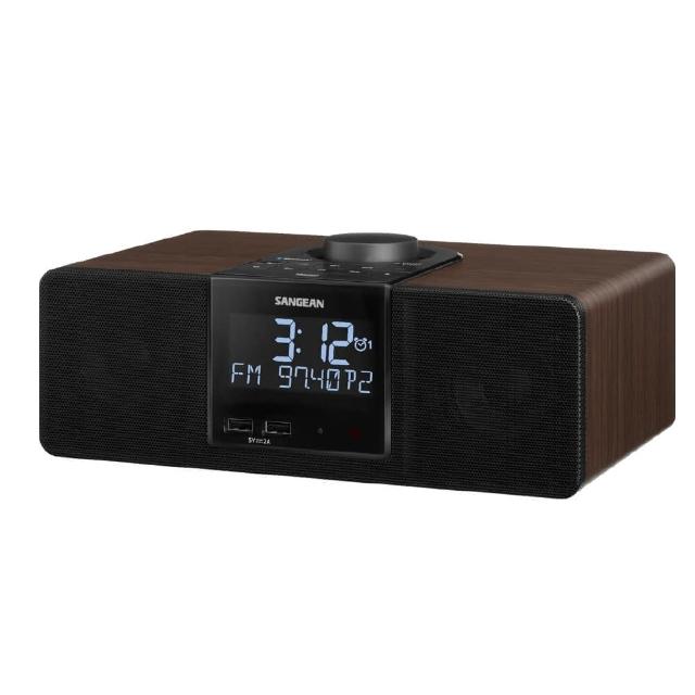  SANGEAN 山進 WR-6 二波段數位時鐘收音機，結合經典設計與現代功能，支援 AM/FM 二波段收音（522-1710 kHz），內建 Bluetooth 藍芽無線播放、耳機插孔及遙控器操作。喇叭輸出功率 3W + 3W，提供清晰音質；尺寸 280 x 182 x 105 mm，重量 1.75 kg（不含電池），棕色系復古外觀。附整流器（9V/2A）及 1 年保固，NCC 認證 CCAB21LP1170T1。完美適合居家使用的高保真時鐘收音機。 
