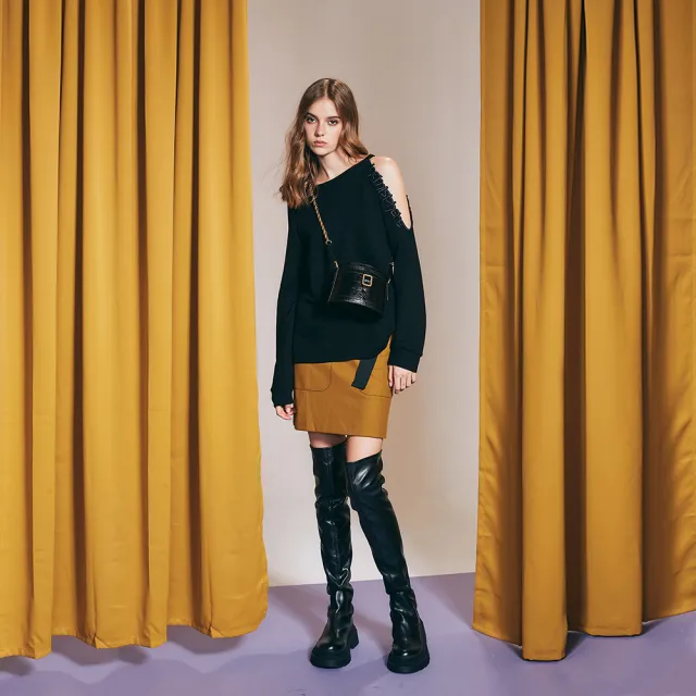 【ICHE 衣哲】Cop.Copine 法國原裝進口字母露肩造型T恤-知識黑