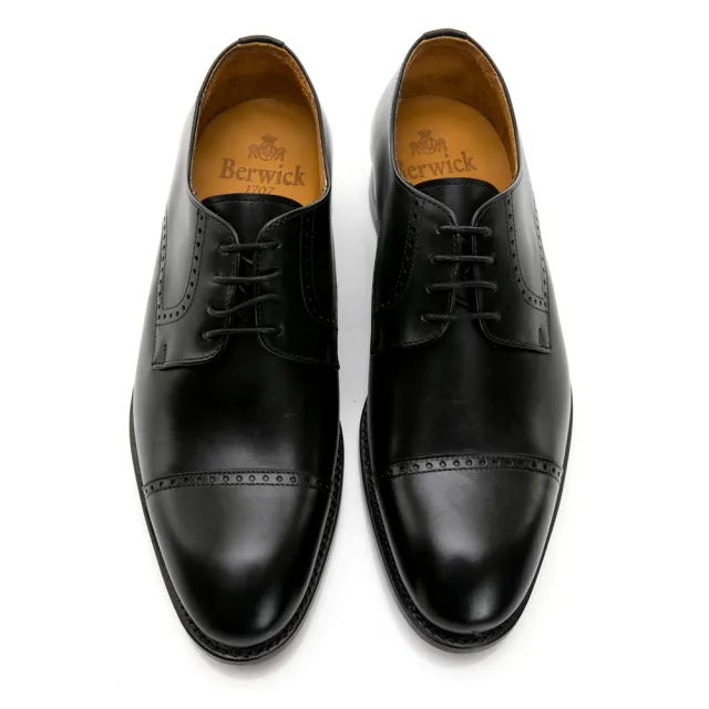 【Berwick】西班牙進口-固特異工藝圓頭雕孔橫飾綁帶紳士鞋 -黑 835024KM-10