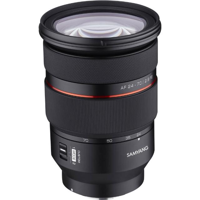 SAMYANG AF 24-70mm F2.8 是一款專業標準變焦鏡頭，採用恆定 F2.8 大光圈，提供 53°-86° 廣角視角，適合人像、風景及日常攝影。搭載 14 組 17 片鏡片結構與 9 片光圈葉片，確保優異成像品質。線性馬達內對焦系統實現快速靜音自動對焦，放大倍率達 0.27x。適用於 Sony E-Mount 相機，直徑 88mm x 長 128.5mm，重 1027g，濾光鏡尺寸 82mm。公司貨保固 12 個月，是 Sony 無反相機的最佳變焦選擇。