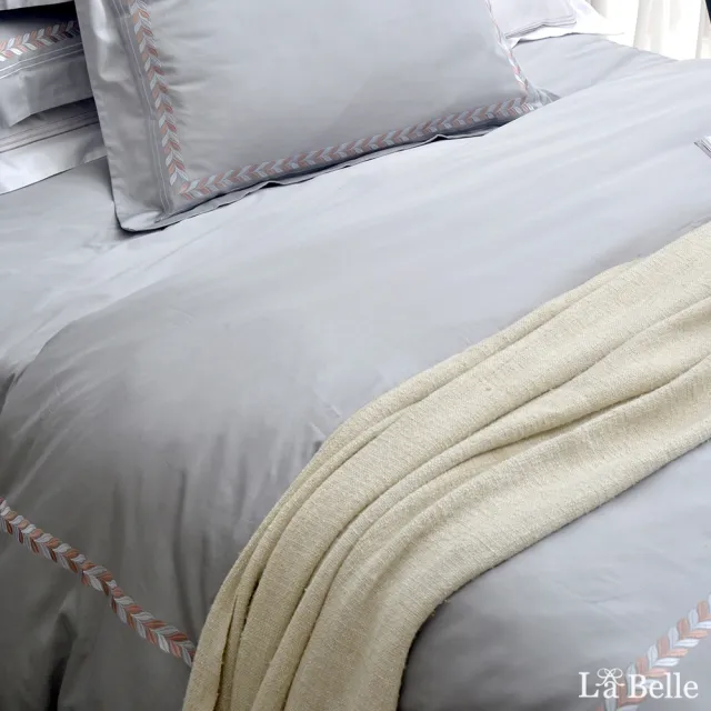 【La Belle】《歐典米亞》加大長絨細棉刺繡四件式被套床包組(雅仕灰)