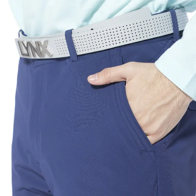 【Lynx Golf】男款吸濕排汗易溶紗材質後口袋袋蓋設計平口休閒長褲(深藍色)
