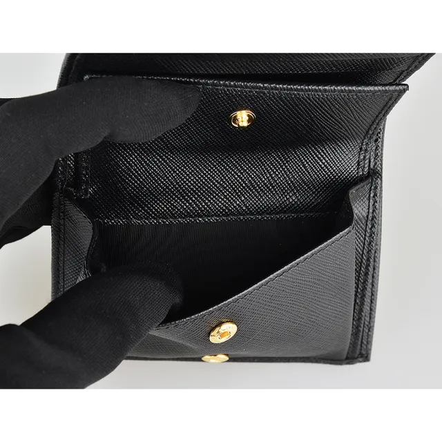 【PRADA 普拉達】PRADA SAFFIANO METAL經典LOGO防刮牛皮4卡扣式對折短夾(黑)