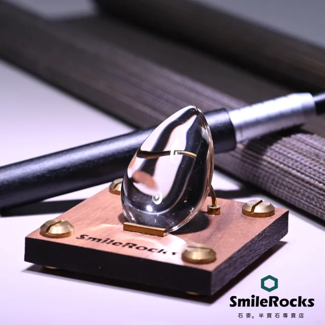 【SmileRocks 石麥】天然水滴形茶黃晶 2.8x1.5x4.3cm(附SmilePad Stand 6x6底板)