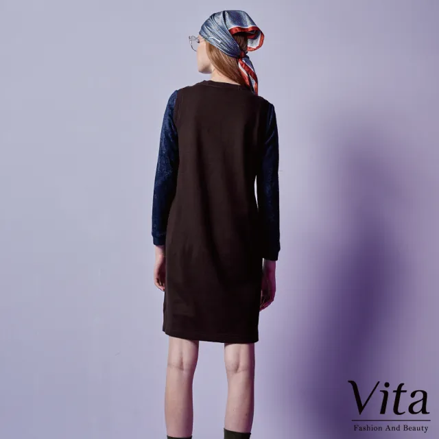 【MYSHEROS 蜜雪兒】VITA背心洋裝 含羊毛 圓領 英文印花(深褐)