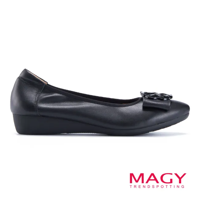 【MAGY】蝴蝶結造型飾釦牛皮低跟鞋(黑色)