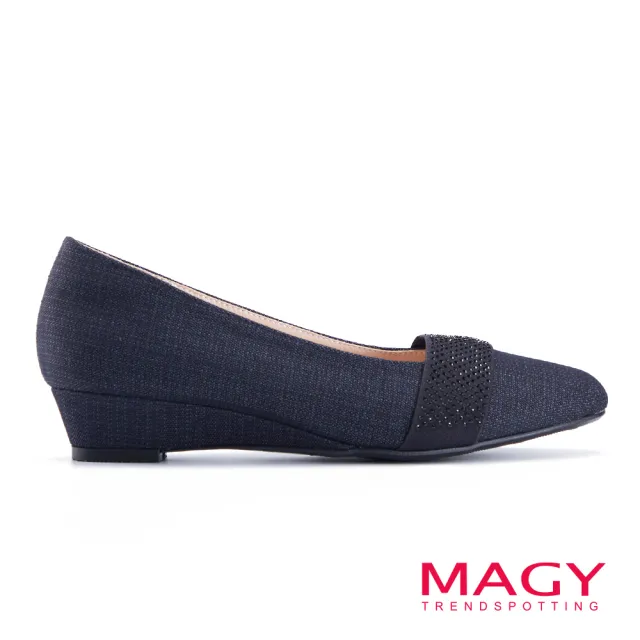 【MAGY】燙鑽布面楔型低跟鞋(深藍)