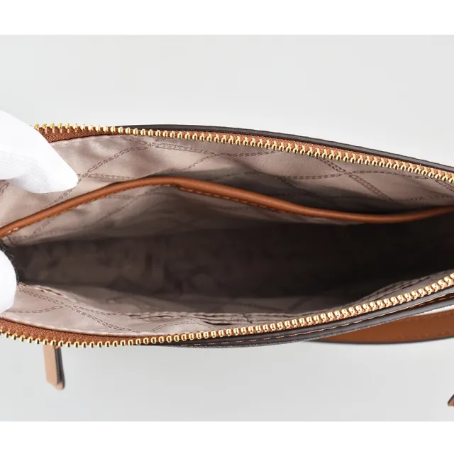 【Michael Kors】MK MICHAEL KORS JET SET金字LOGO滿版印花PVC滾邊牛皮拉鍊斜背包(深棕x橡子棕)