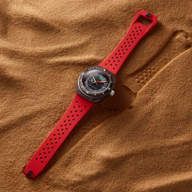 【TISSOT 天梭】坤達配戴款 官方授權 Sideral S系列 70年代鍛造碳機械手錶-紅 送行動電源(T1454079705702)