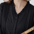 【betty’s 貝蒂思】蕾絲壓褶V領木耳邊襯衫(黑色)
