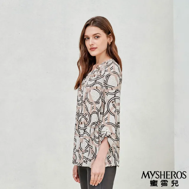 【MYSHEROS 蜜雪兒】雪紡長版上衣 附精緻飾品 質感壓摺領口 滿版印花(卡其)
