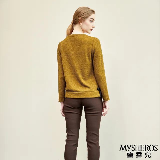 【MYSHEROS 蜜雪兒】圓領上衣 花飾 蝴蝶結裝飾 側開造型(卡其綠)