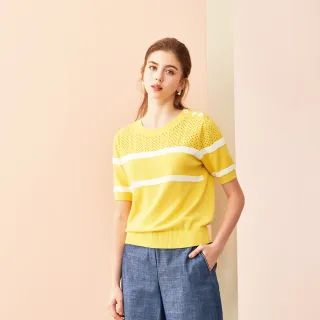 【MYSHEROS 蜜雪兒】棉質針織上衣 圓領 縮腰 鈕釦裝飾 條紋拚接(芥末黃)