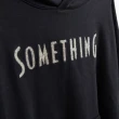 【SOMETHING】女裝 植絨LOGO刺繡分岔長版連帽長袖T恤(黑色)