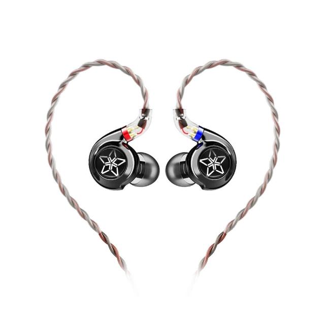  FiiO FH11 是專業HiFi入耳式有線耳機，採用10mm碳纖維動圈單元結合定制動鐵單元，提供20Hz-40kHz寬廣頻率範圍與24Ω低阻抗，靈敏度達111dB/mW，帶來細膩平衡的聲音表現。支援0.78mm雙針MMCX可換線設計，配備4股120芯無氧銅線材與3.5mm插頭，鋅合金與金屬材質打造堅固耐用外殼，單耳僅10g輕盈舒適。無麥克風與線控，適用通用作業系統，中國原產一年保固，完美適合音樂愛好者追求極致音效。 