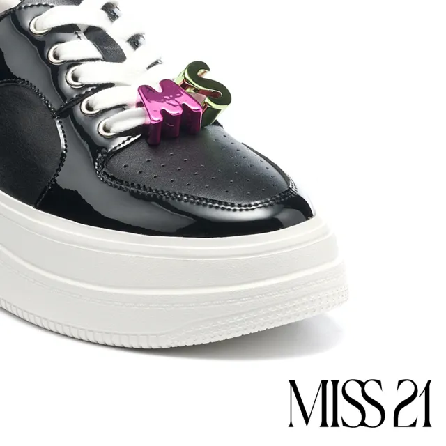 【MISS 21】前衛百搭沖孔異材質LOGO裝飾綁帶厚底休閒鞋(黑)
