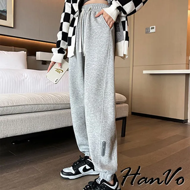【HanVo】現貨 簡約立體褲腳標籤束口休閒長褲(高挑顯瘦舒適運動長褲 韓國韓系女裝 女生短褲 A04-2615)