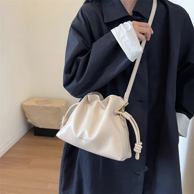 【日韓水漾】女包PU皮水桶包拉繩感百搭小方包(肩背包)
