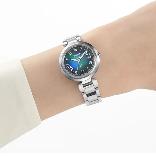 【CITIZEN 星辰】xC 千彩之海  光動能 鈦金屬 電波對時 女錶 手錶(ES9460-61L 慶端午/指針手錶/包粽)