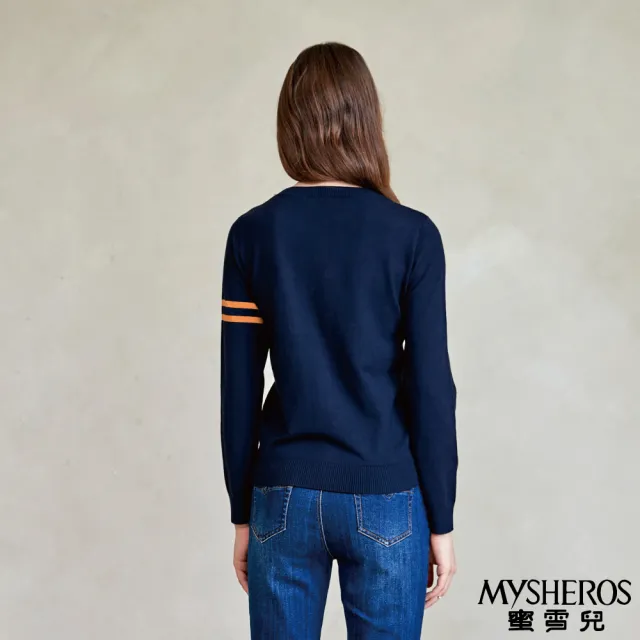 【MYSHEROS 蜜雪兒】針織上衣 學院風字母刺繡 圓領假排釦(丈青)