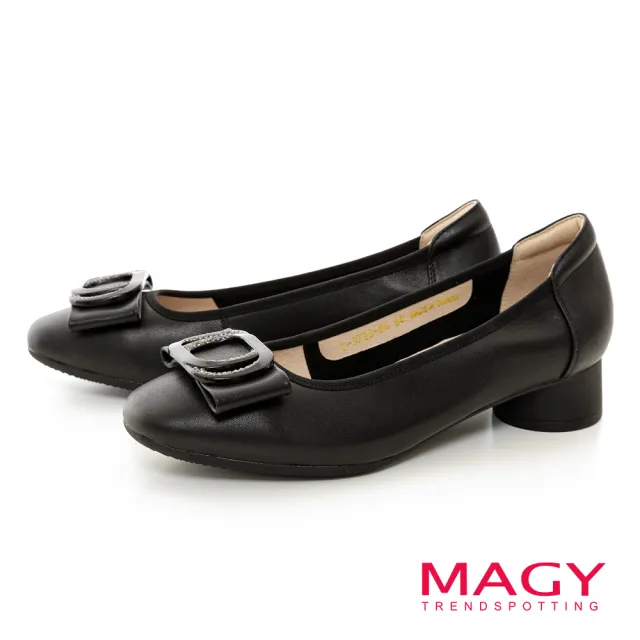 【MAGY】造型飾釦鬆緊帶真皮低圓跟鞋(黑色)