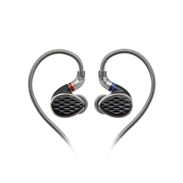 FiiO FH15 是專業級圈鐵入耳式耳機，採用定製樓氏 RAD*2 動鐵 + 樓氏 ED 動鐵 + 10mm 碳基球頂振膜動圈單體，提供 10Hz-40kHz 寬廣頻率響應與 112dB/mW 高靈敏度，阻抗僅 16Ω，適合行動裝置直推。配備高純度單晶銅鍍銀線材（120cm），MMCX 可換接頭支援 3.5mm/4.4mm 插頭，鋁合金金屬外殼輕盈僅 6.6g，黑色純色設計舒適耐用。中國原廠生產，一年保固，完美適用通用作業系統，是 HIFI 愛好者與監聽用途的首選，帶來細膩平衡的極致聽覺享受。 