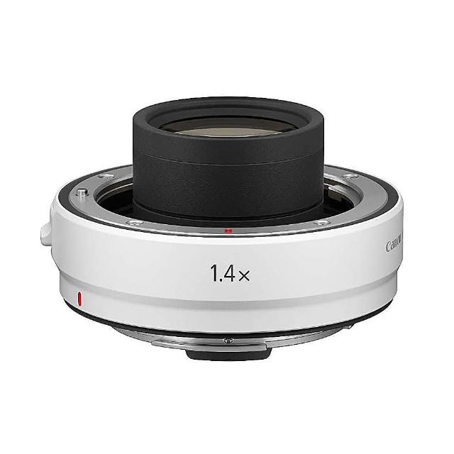  Canon 佳能 Extender RF 1.4x 增距配接鏡專為 RF 鏡頭系統設計，提供 1.4 倍放大倍率，讓您的遠攝鏡頭輕鬆捕捉更多細節。鏡片組 4-7 結構，體積輕巧僅 225g、直徑 71.2 × 鏡長 20.3mm，完美適用於野生攝影與運動拍攝。享有 12 個月保固，專業品質保證，提升您的 RF 系統效能。 