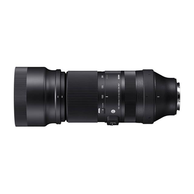 Sigma 適馬 100-400mm F5-6.3 DG DN OS 超望遠變焦鏡頭，屬 DG DN 系列，重量約 1000g~1500g，適用於 Sony E-mount、L-Mount、Sigma SA-Mount 及 Leica 相機，提供優異的光學效能與防手震 (OS) 功能。3 年保固，來源為公司貨，配件包含鏡頭前蓋、鏡頭後蓋、遮光罩 (LH770-05) 及保護環 (PT-31)，適合野生動物、運動攝影等遠距拍攝需求。 
