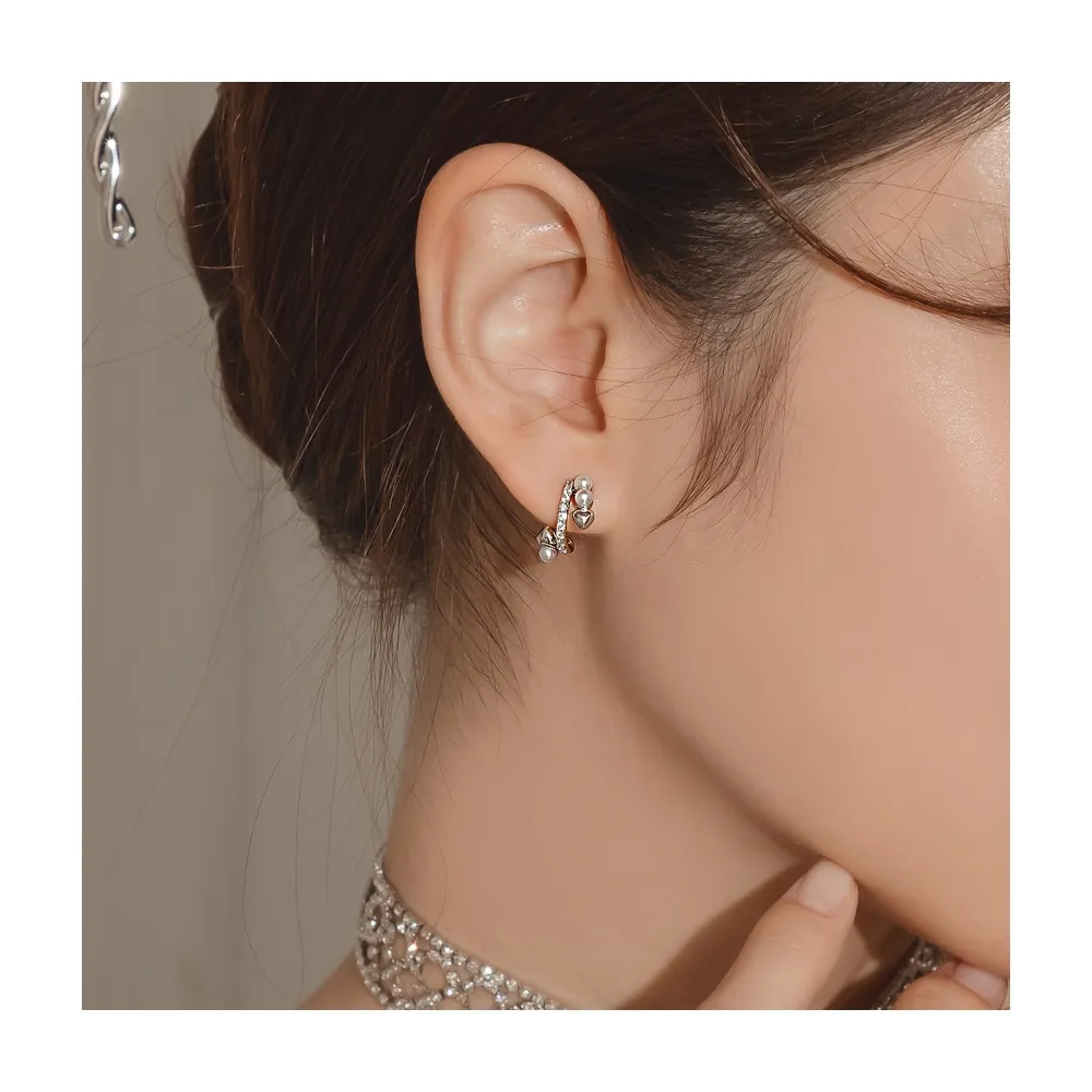 【OB 嚴選】迷你愛心鋯石珍珠弧形耳環 《XA330》