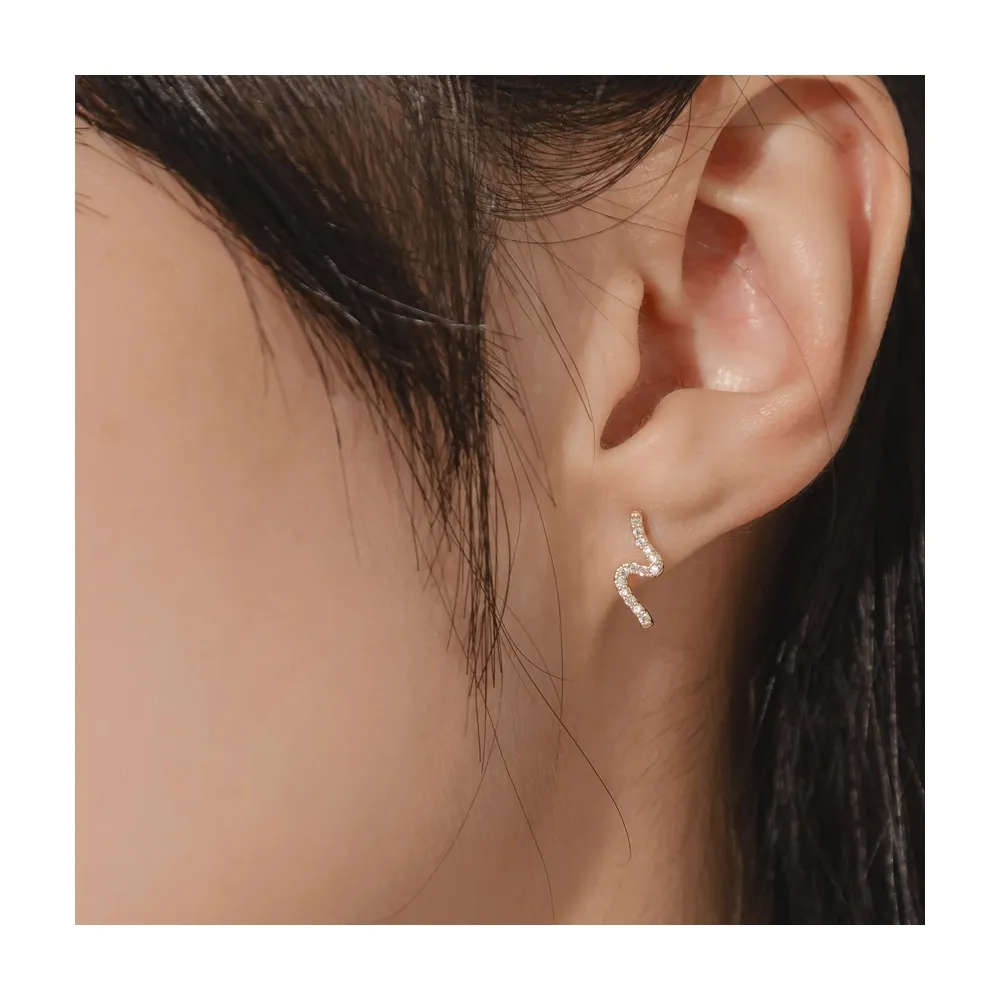 【OB 嚴選】迷你鋯石閃電造型925銀針耳環 《XA303》