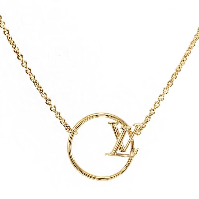 LV原廠設計的Eclipse浮雕金屬LOGO圓環造型吊墜鎖骨項鍊，採用高品質合金材質打造，墜飾長約4cm、高2cm，鍊長38.5-44.5cm可調，附原廠紙盒、防塵袋及專櫃購買證明影本，展現經典LV風格與奢華質感。