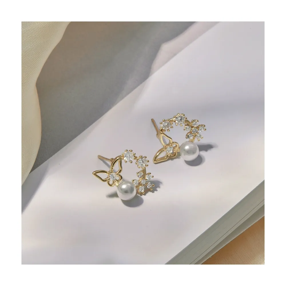 【OB 嚴選】蝴蝶鋯石珍珠花圈925銀針耳環 《XA333》
