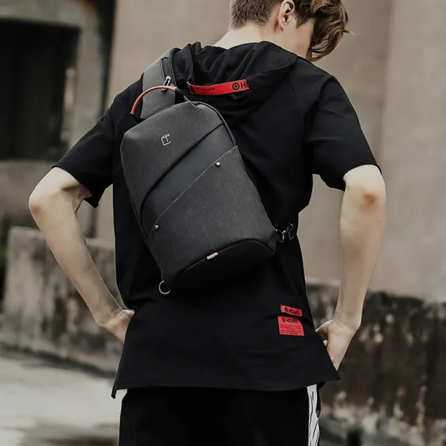 【TANGCOOL】百搭防盜USB充電設計單肩胸背包/斜背包/側背包/平板包(黑色)