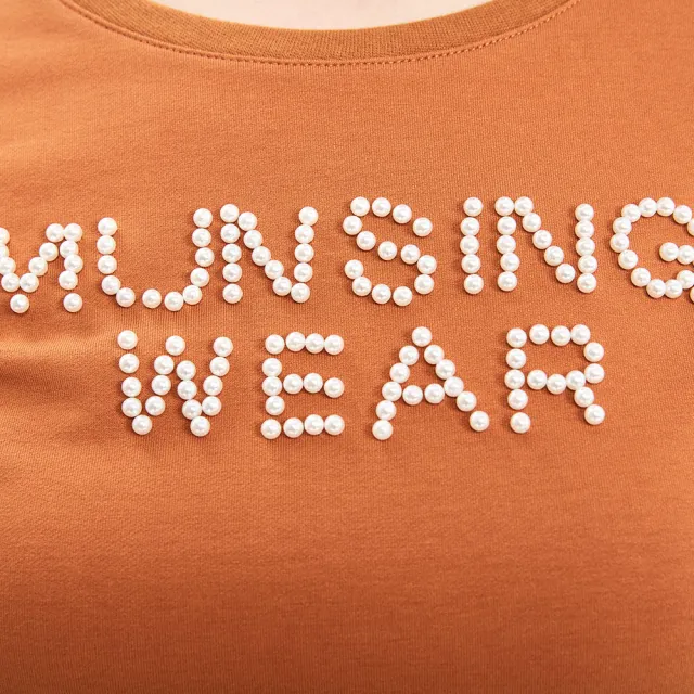 【Munsingwear】企鵝牌 女款棕色釘珠氣質LOGO短袖T-SHIRT MLQL2521