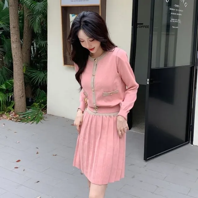 【baibeauty 白鳥麗子】經典撞色針織排釦長袖上衣+高腰百摺A字短裙(兩件式套裝)
