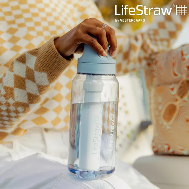 【LifeStraw】Go 提蓋二段式過濾生命淨水瓶 1L｜淡藍色(濾水瓶 登山 健行 露營 旅遊 急難 求生)