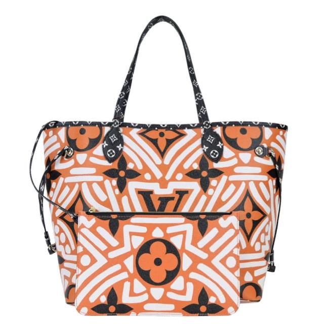 時尚百搭的LV Neverfull MM托特包，採用經典帆布材質，並以獨特的印花塗鴉幾何圖案點綴，兼具復古與潮流風格。輕便實用，適合日常出勤、購物或短途旅行，配有可拆卸肩帶與手提提手，靈活多變。內裡空間充足，設計精緻，展現LV高階工藝與品牌特色。