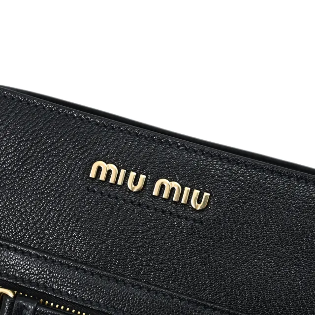 【MIU MIU】簡約經典浮雕山羊皮寬背帶斜背包水桶包(黑)