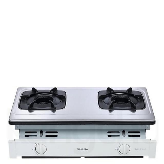 SAKURA櫻花牌 G-6513 雙口內焰瓦斯爐，採用耐用不鏽鋼爐臺與內焰爐頭設計，壓電式自動點火方便操作，臺灣原廠製造，適合液化(桶裝)瓦斯使用。挖孔尺寸670×325mm，機體尺寸705×450×235mm(含爐架)，能源效率第二級，瓦斯消耗量9~10kW，附1年保固及標準安裝，BSMI許可字號R51085，安全高效的廚房必備選擇。