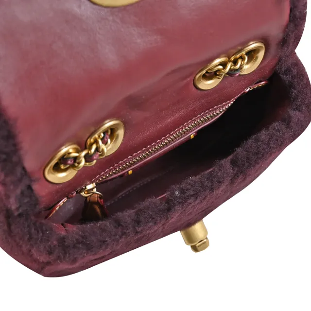 【COACH】MADISON 18 經典C字鈕釦羊毛絎縫拼接翻蓋鍊包斜背包(酒紅)
