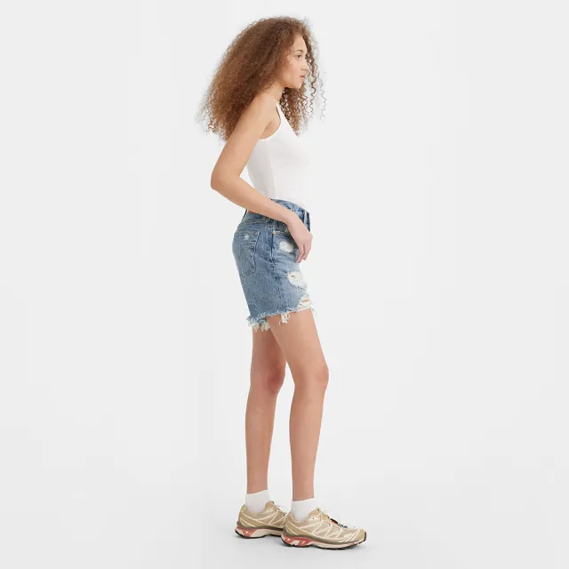 【LEVIS】女款 501中腰排釦牛仔中腿短褲 / 個性抽鬚大破壞 熱賣單品 85833-0051