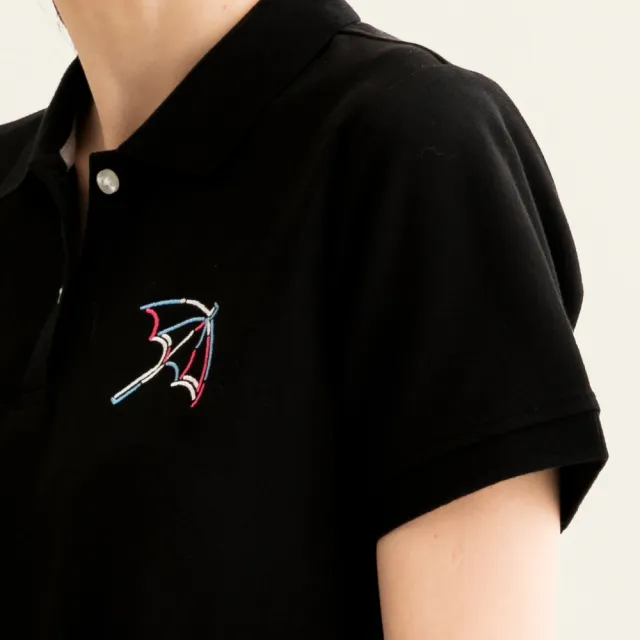 【Arnold Palmer 雨傘】女裝-左胸線條品牌LOGO刺繡POLO衫(黑色)